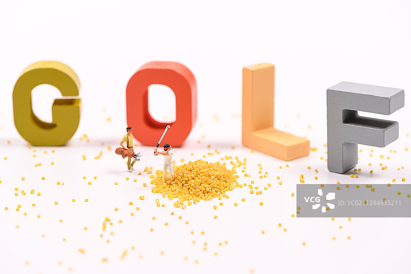 打高尔夫球的人图片素材