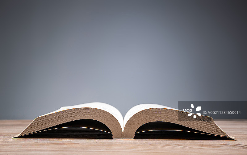 桌子上打开的书图片素材