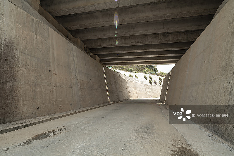 涵洞-汽车广告背景图图片素材