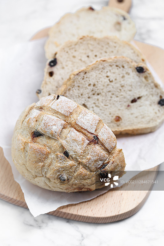 切开的干果坚果面包图片素材