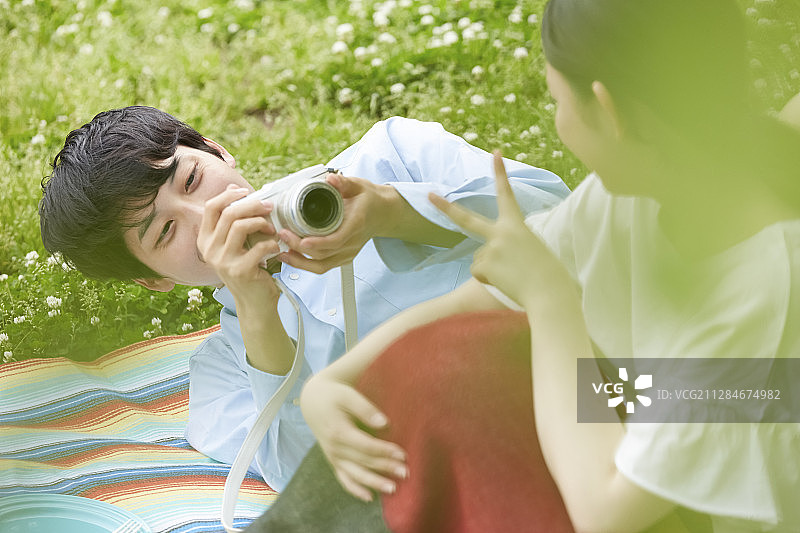 公园情侣野餐图片素材