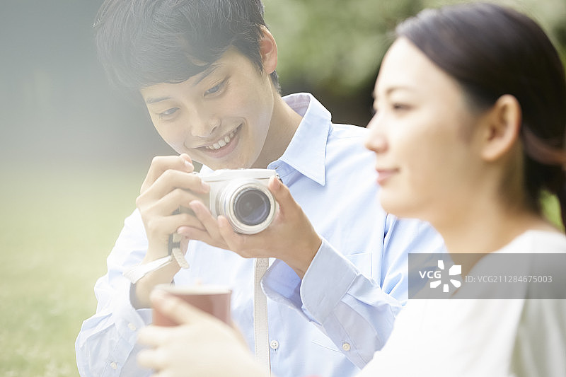 公园情侣野餐图片素材