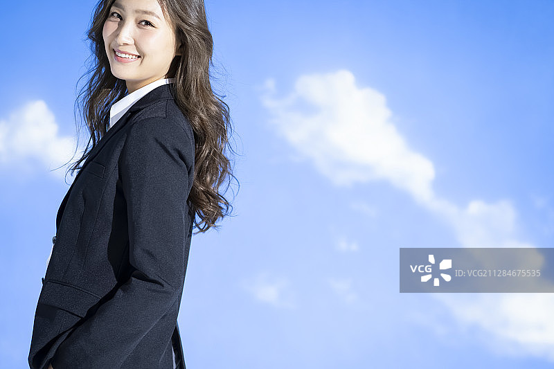 蓝天下的职业女性肖像图片素材