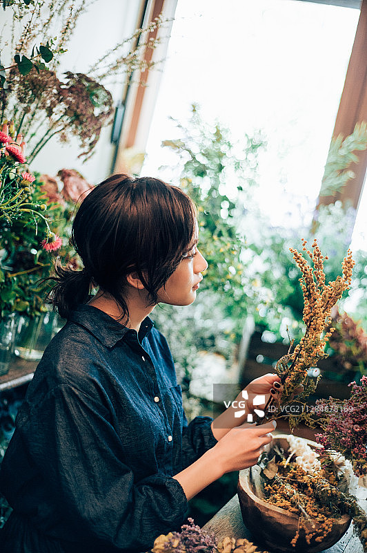 花店里的女人图片素材
