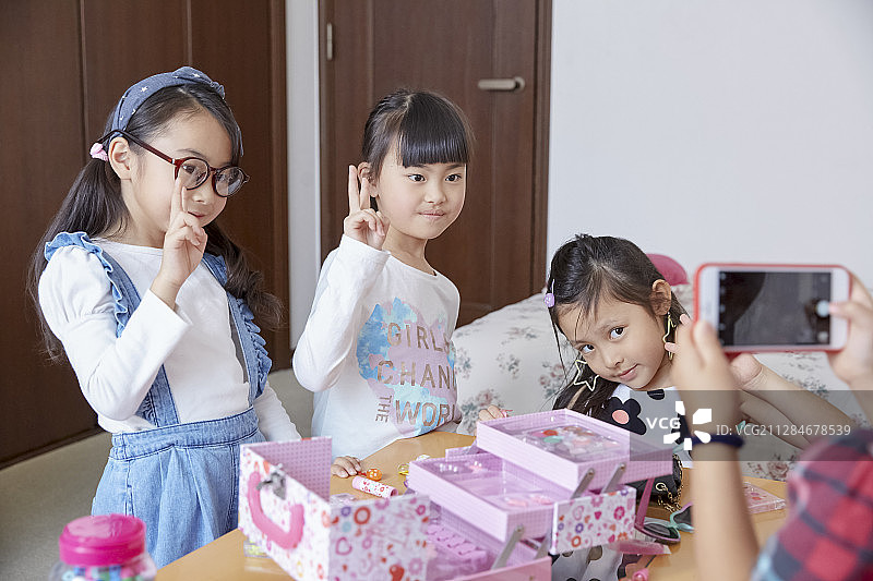 和朋友们一起玩耍的女孩图片素材