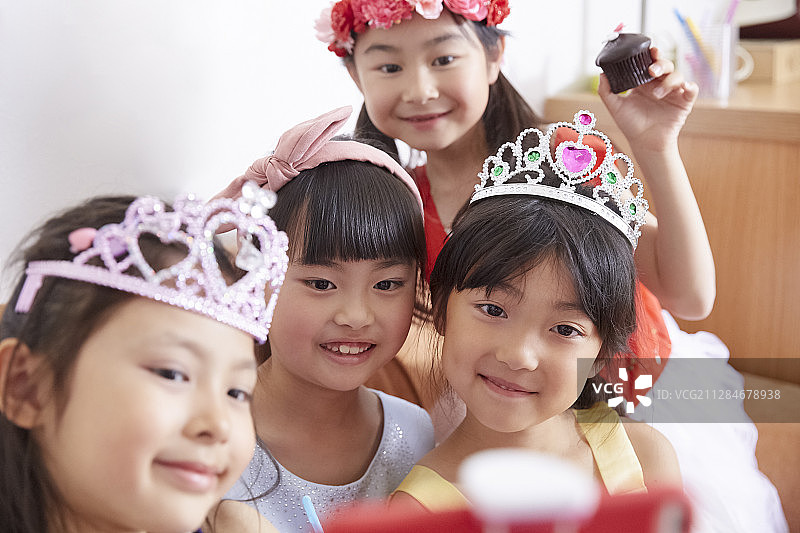 女孩们穿着连衣裙和朋友们玩耍图片素材