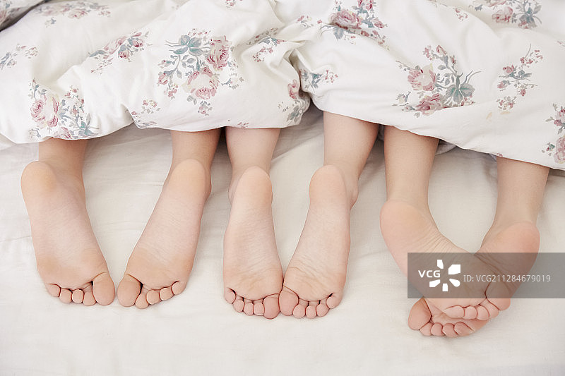 女孩和朋友在一起图片素材