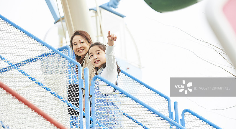 一家人在游乐场玩图片素材