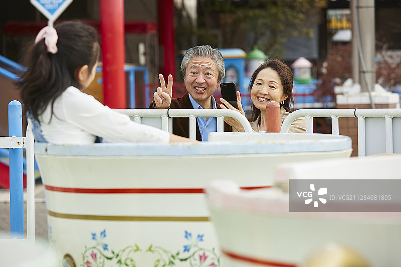 一家人在游乐场玩图片素材