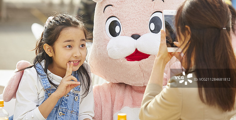 一家人在游乐场玩图片素材