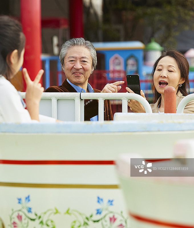 一家人在游乐场玩图片素材