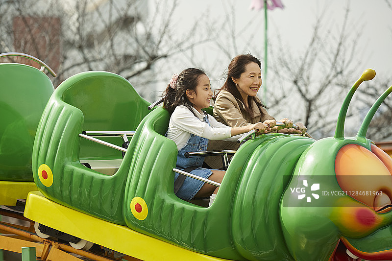 一家人在游乐场玩图片素材