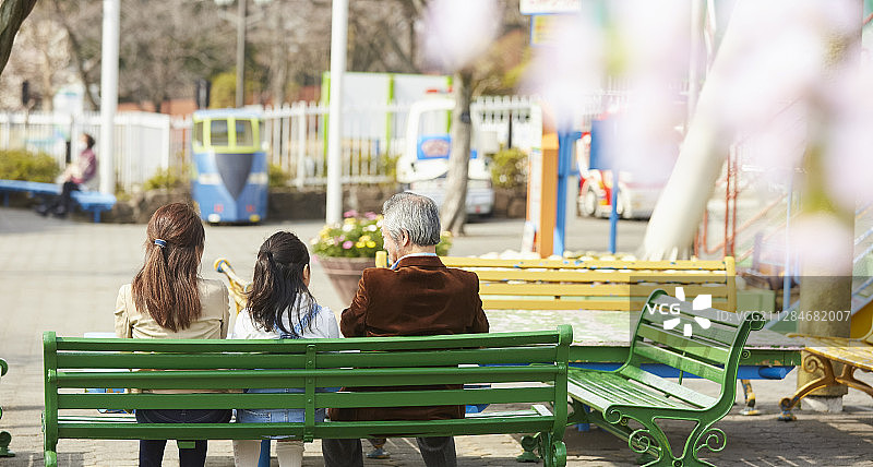 一家人在游乐场玩图片素材