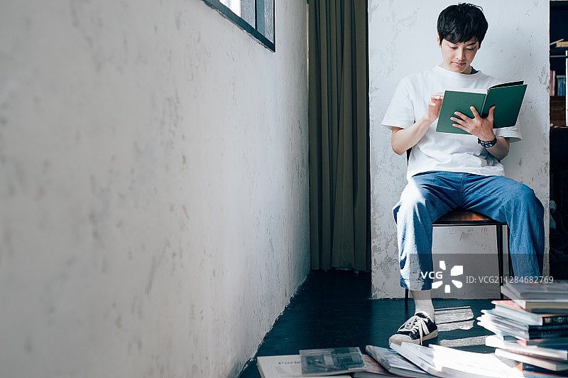 男人在读书图片素材