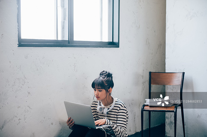 女人在听音乐图片素材