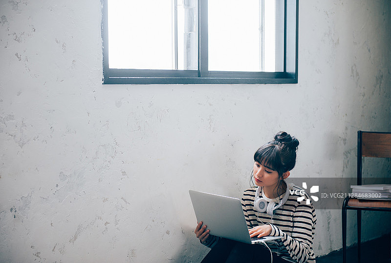 女人在听音乐图片素材