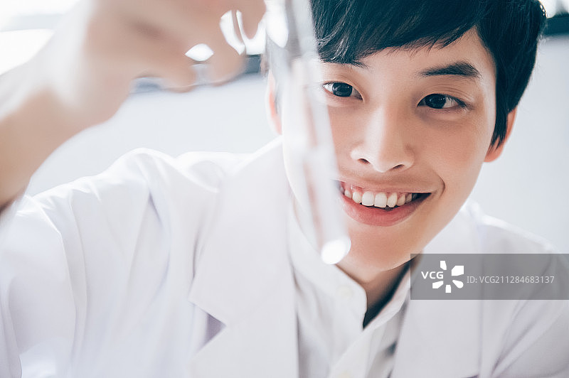 男人做实验图片素材