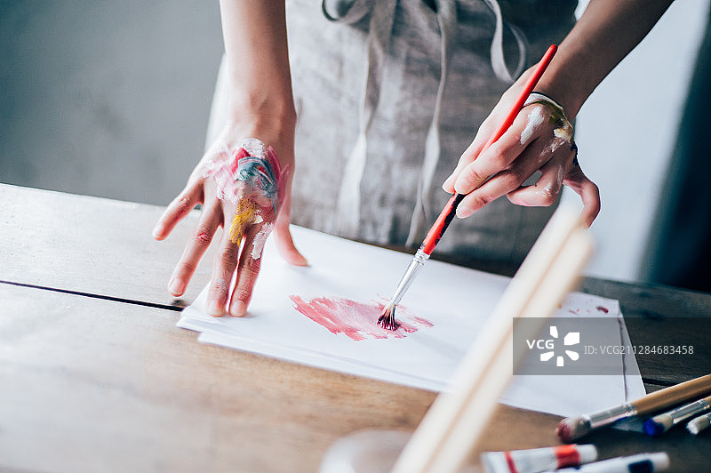 女人用手画画图片素材