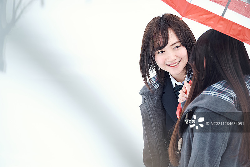 在雪地里的高中女孩图片素材