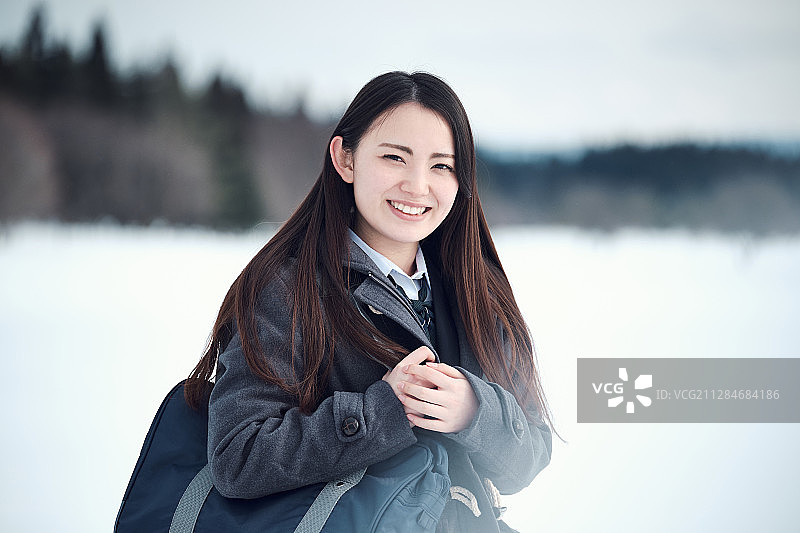在雪地里的高中女孩图片素材