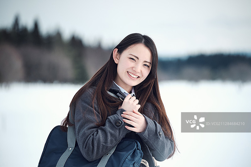 在雪地里的高中女孩图片素材