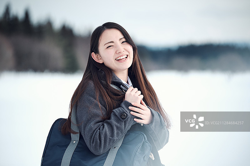 在雪地里的高中女孩图片素材