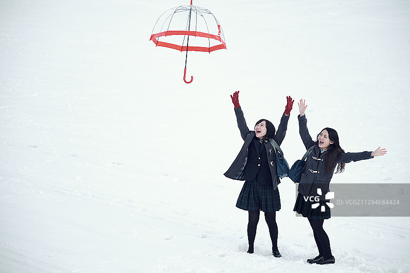 在雪地里的高中女孩图片素材