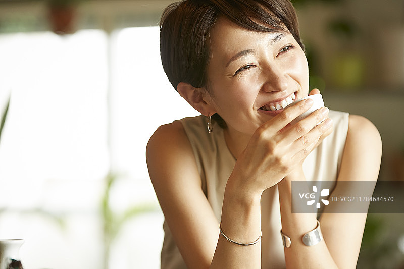 女人在房间里喝酒图片素材