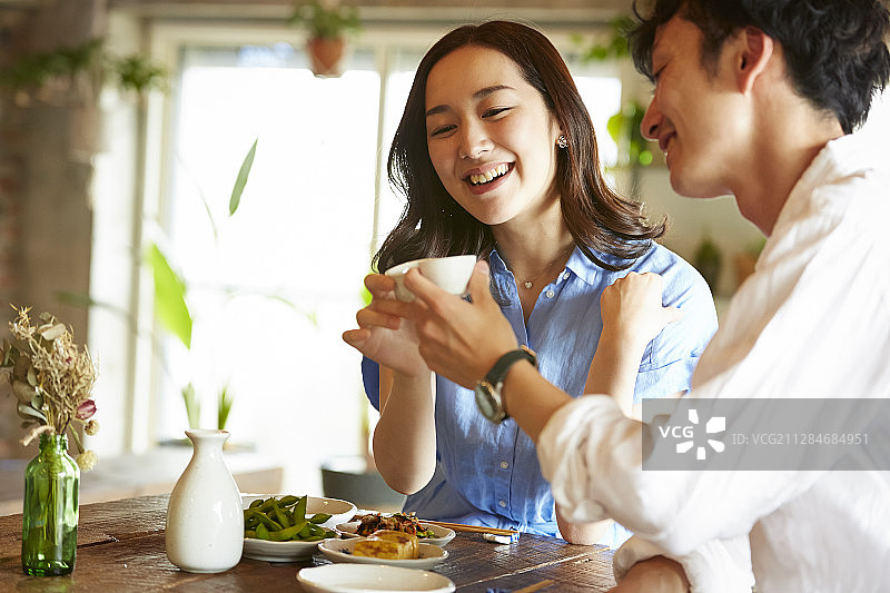 在房间里喝酒的男人们和女人们图片素材