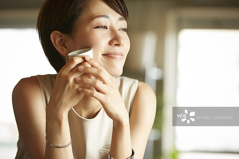 女人在房间里喝酒图片素材