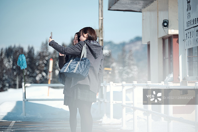 在雪地里的高中女孩图片素材