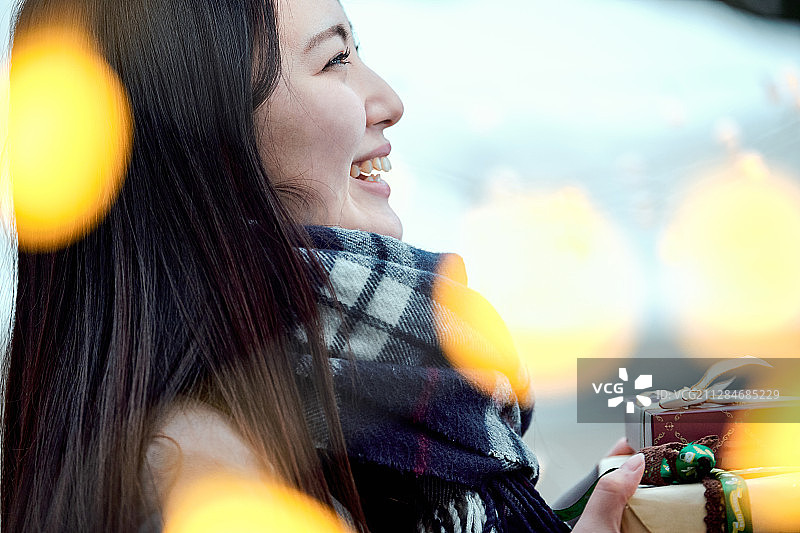 拿着礼物的女人图片素材