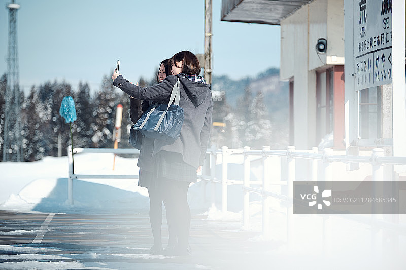 在雪地里的高中女孩图片素材