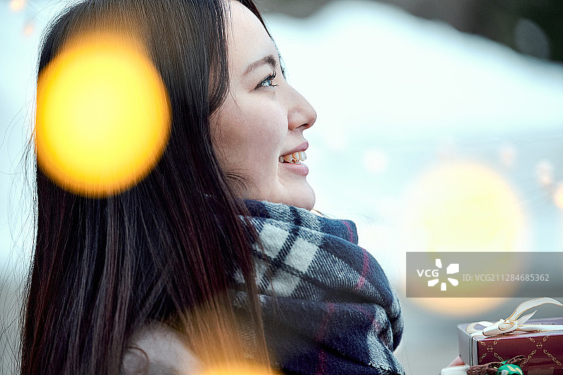 拿着礼物的女人图片素材