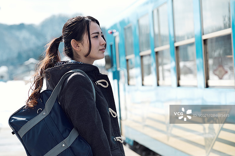 在雪地里的高中女孩图片素材