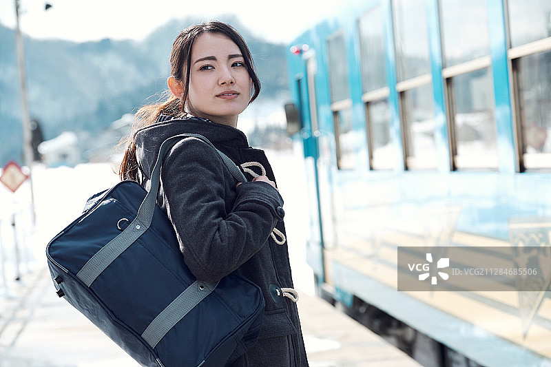 在雪地里的高中女孩图片素材