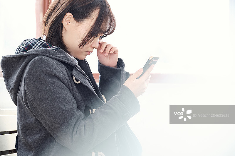 在雪地里的高中女孩图片素材