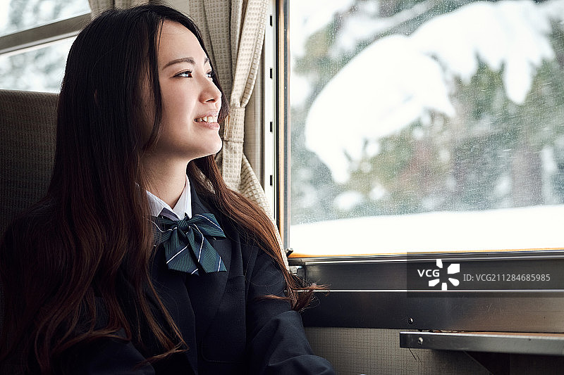 高中女生乘坐火车图片素材