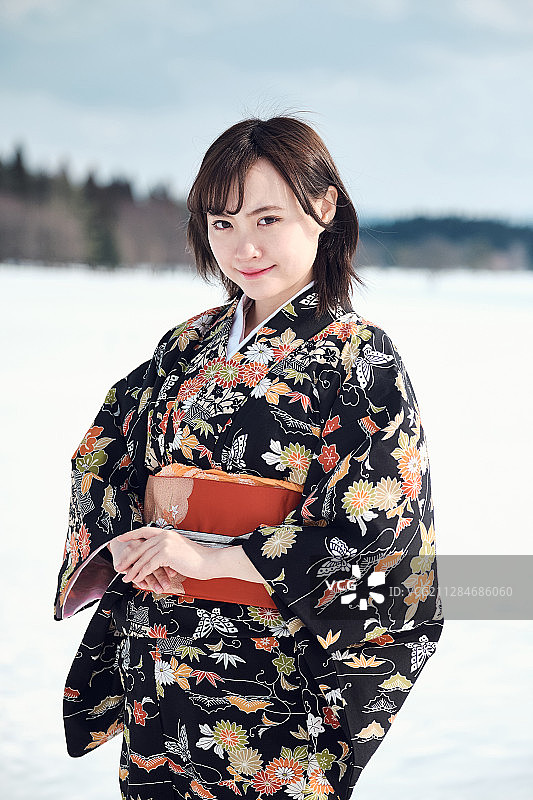 身穿和服的女子站在雪中图片素材
