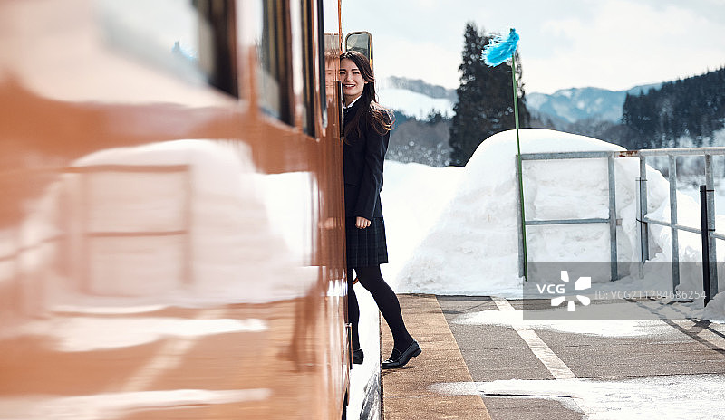 高中女生乘坐火车图片素材