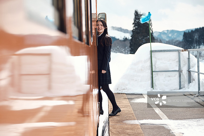 高中女生乘坐火车图片素材