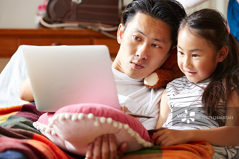 爸爸和女儿在玩图片素材