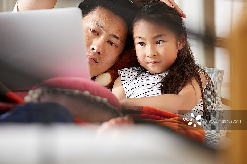 爸爸和女儿在玩图片素材