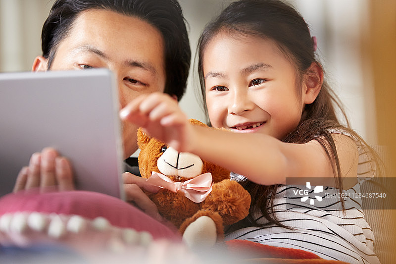 爸爸和女儿在玩图片素材