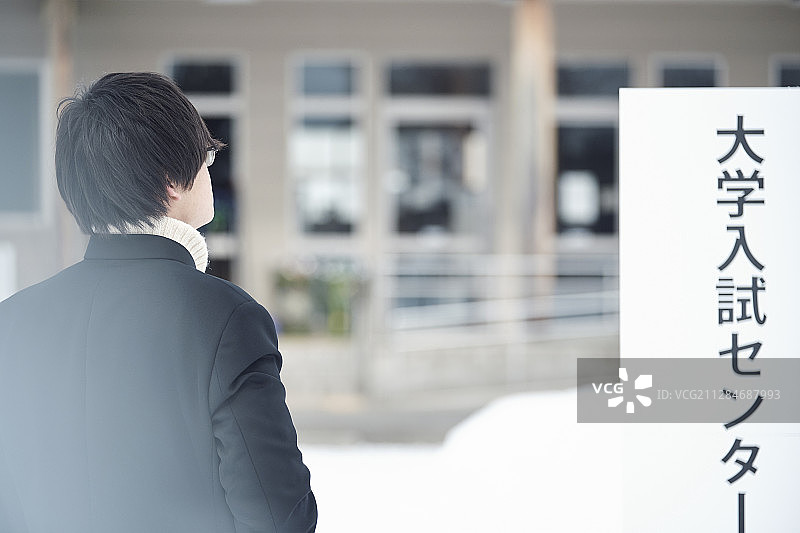 高中男生参加期中考试图片素材