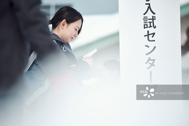 高中女生参加中心考试图片素材