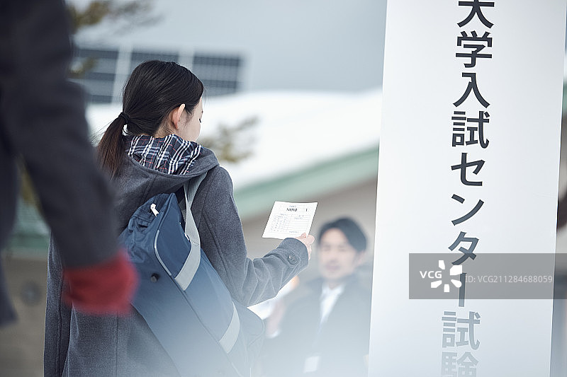 高中女生参加中心考试图片素材