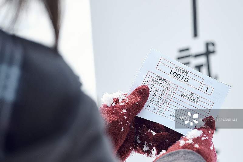 高中女生参加中心考试图片素材