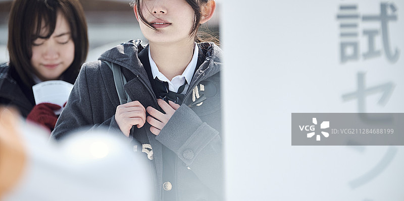 高中女生参加中心考试图片素材