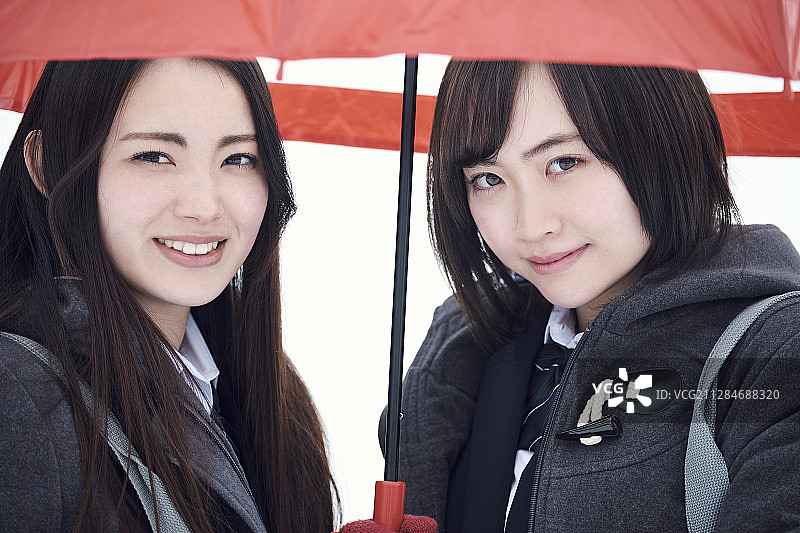 在雪地里的高中女孩图片素材